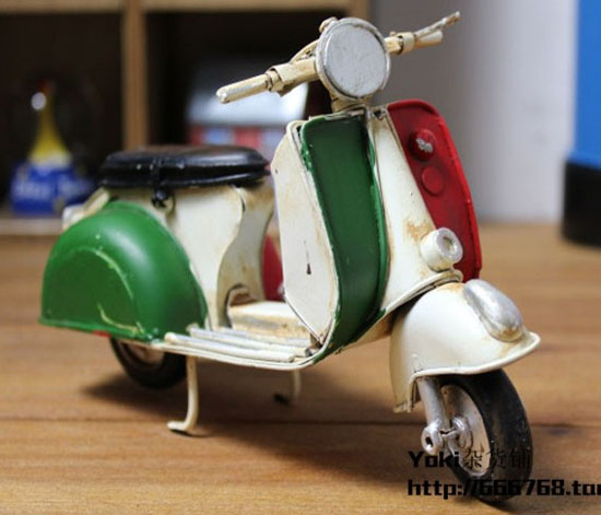 Red-Green Mini Scale Tinplate Vintage Vespa Motorcycle Model