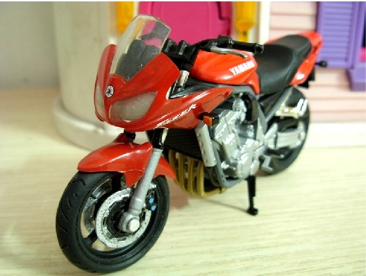 1:18 Scale Red SOLIDOS YAMAHA Fazer Motorcycle