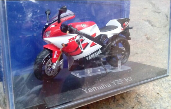 Red 1:18 Scale Diecast Yamaha YZF R7 Motorcycle Model